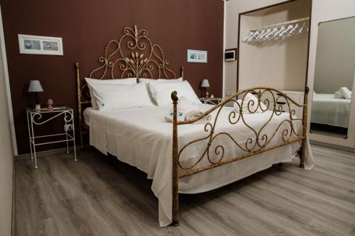 a bedroom with a large bed with a metal frame at A Casa da Nelly Augusta in Augusta