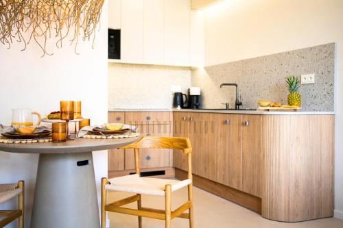 Η κουζίνα ή μικρή κουζίνα στο Aparthotel ZATOR Cactus 57 jacuzzi