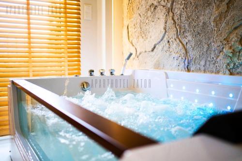 ザトルにあるAparthotel ZATOR Cactus 57 jacuzziのバスルーム(水をたっぷり入れたバスタブ付)