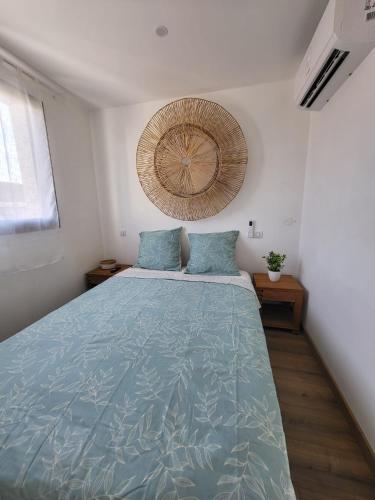 une chambre avec un lit avec une couette bleue dans l'établissement Ubud, à Sainte-Marie-la-Mer