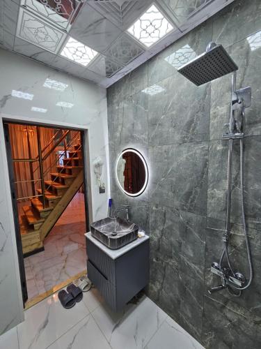 une salle de bains avec lavabo et escalier dans l'établissement 7 Aframe 1, à Qabala