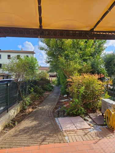 una vista di un passaggio pedonale da un patio di Bilocale indipendente a 10' da Pisa a Cascina