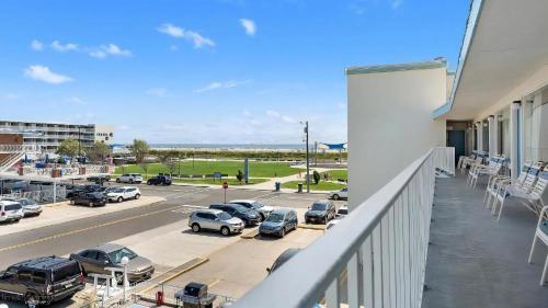 6701 Atlantic Ave, Unit 301にあるバルコニーまたはテラス