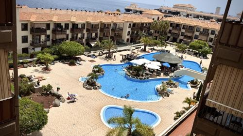 Una vista aérea de un complejo con dos piscinas. en Infinity Sea & Pool Oasis by Deihu Experiences, en Arona