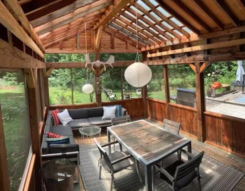 Ruang duduk di Tranquility at the edge of the woods- Hot Tub