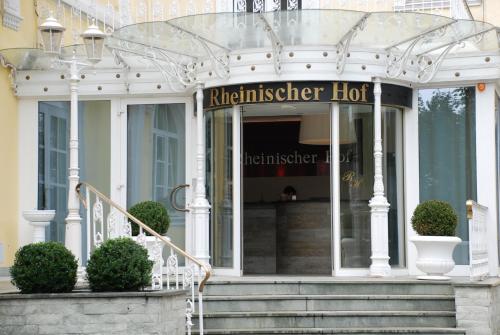 a white building with a sign that reads kitchen holt at Hotel Rheinischer Hof Bad Soden in Bad Soden am Taunus