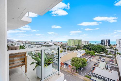 Un balcón con vista a una ciudad en Skyview Luxe at Marquis, en Cairns