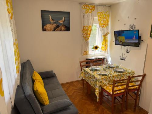 Televisyen dan/atau pusat hiburan di Apartments Jessica