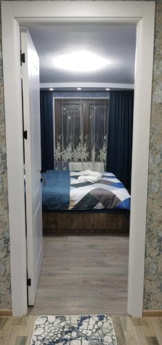 Drzwi do sypialni z łóżkiem w obiekcie TEMO'S APARTAMENT IN KUTAISI w Kutaisi