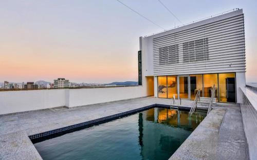 a swimming pool on the roof of a house at Helbor Stay Santos Pompéia Gonzaga - Varanda vista mar in Santos