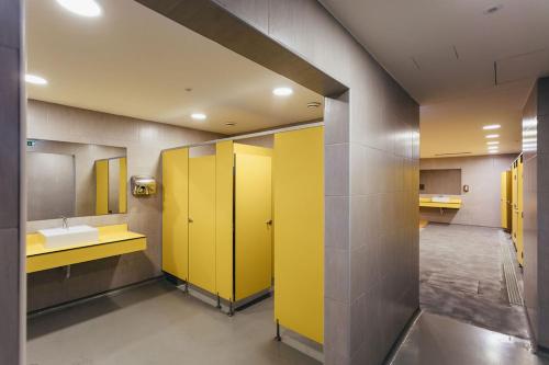 Un baño con cabinas amarillas y un lavabo. en Seaside Retreat with Postcard Views, en Cascais