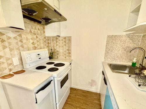 Η κουζίνα ή μικρή κουζίνα στο Lumen Hollow, Entire Private Guest Suite, 2 parking spaces