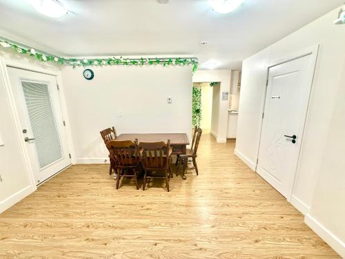 Φωτογραφία από το άλμπουμ του Lumen Hollow, Entire Private Guest Suite, 2 parking spaces σε Maple Ridge District Municipality