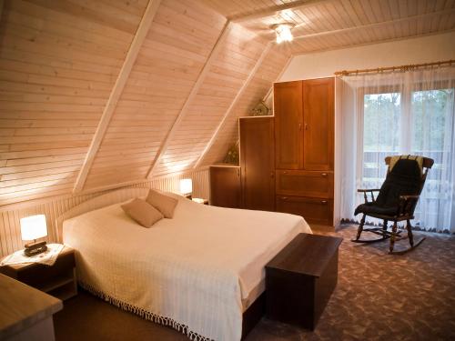 - une chambre avec un lit, une chaise et une fenêtre dans l'établissement Kuća za odmor Gale, à Delnice