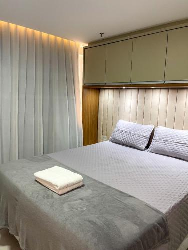Un dormitorio con una cama con una toalla encima. en Apartamento em palmas, en Palmas