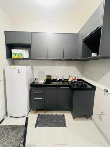 Η κουζίνα ή μικρή κουζίνα στο Residencial Yama - Hospedagens