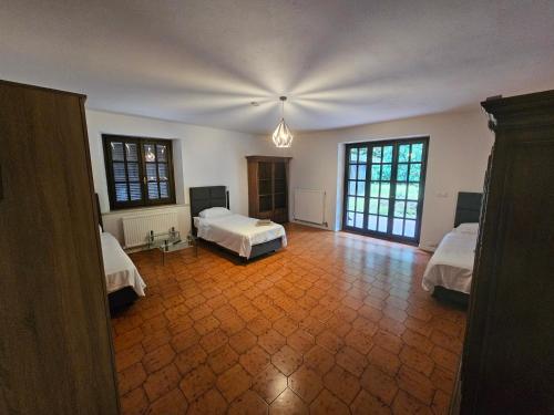 a large room with two beds and two windows at Monteuerunterkunft FineWood Pension 
