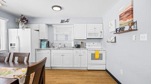 Η κουζίνα ή μικρή κουζίνα στο Downtown Delight - Cozy 2 Bedroom in Ocean City