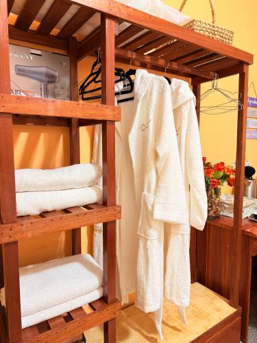 ein Handtuchhalter mit weißen Handtüchern darauf in der Unterkunft Cozy & Secure 1BR Apartment in Central Luanda in Luanda