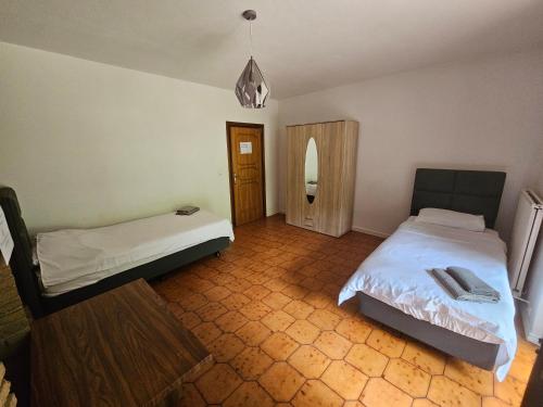 a bedroom with two twin beds and a mirror at Monteuerunterkunft FineWood Pension 