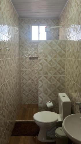 Bilik mandi di Aparts Massa Ilha de Itaparica A e B