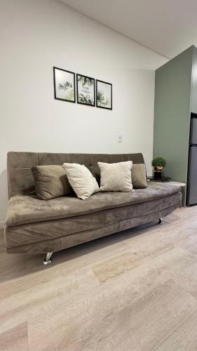 a brown couch in a living room at Apartamento 1 quarto in Brusque