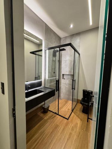 Bilik mandi di Apt novo no centro com garagem perto de tudo que você precisa