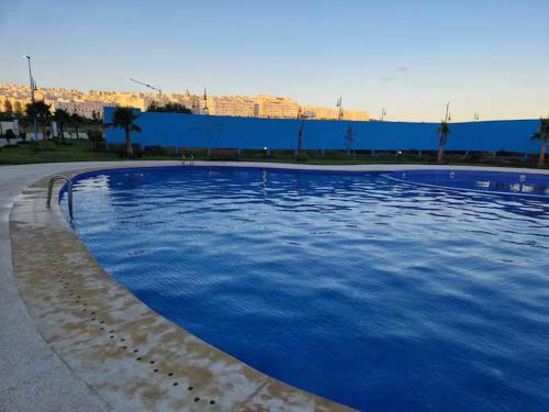 タンジェにあるMagnifique Appartement Vue sur Mer Tangerの建物を背景にした青い大型スイミングプール