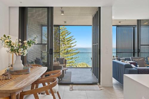 Posezení v ubytování Kings Beach Oceanfront Oasis