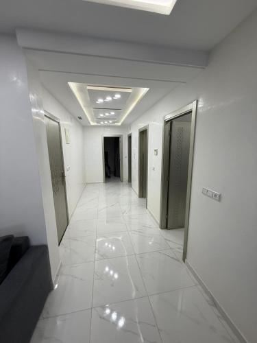 a hallway of an office building with a hallwayngth at Appart Résidence Sabrin in Fnidek