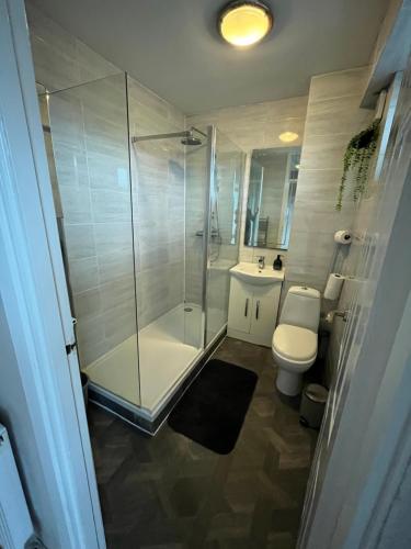 Ένα μπάνιο στο Modern 2-Bedroom London Base - 15 mins to Central London - Next to East Croydon Station - Sleeps 5