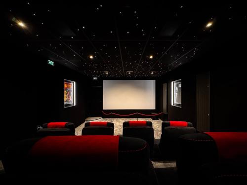 a cinema room with chairs and a projection screen at Ciné Mirabelle 