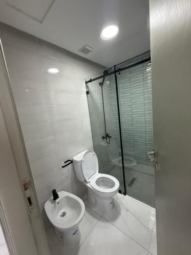 a bathroom with a toilet and a glass shower at Appart Résidence Sabrin in Fnidek