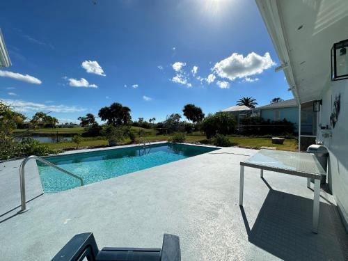 Πισίνα στο ή κοντά στο "luxurious 4-bed Furnished Home With Pool"