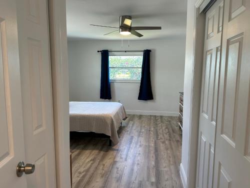 Ένα ή περισσότερα κρεβάτια σε δωμάτιο στο "luxurious 4-bed Furnished Home With Pool"