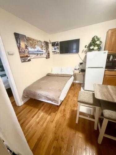 Televisyen dan/atau pusat hiburan di Escape to Spectacular Skyline 12Mints From NYCity