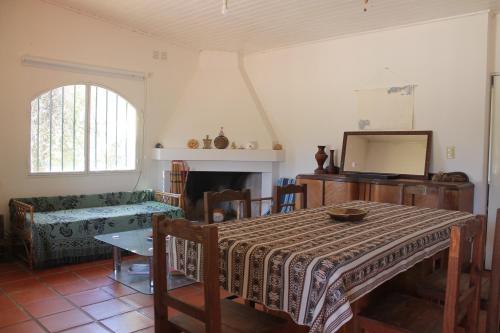 Ένα ή περισσότερα κρεβάτια σε δωμάτιο στο Casa Acogedora con Piscina en Cerrillos