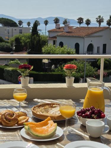 - une table avec petit-déjeuner et boissons sur un balcon dans l'établissement Vue Mer & Terrasse - Plage 50m, Garage Privé, à La Ciotat