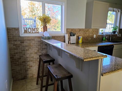 Η κουζίνα ή μικρή κουζίνα στο Yuan's Cozy 4BR House in Charlottetown