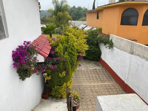a walkway with flowers on the side of a building at Villa Sofia in Tlatlauquitepec