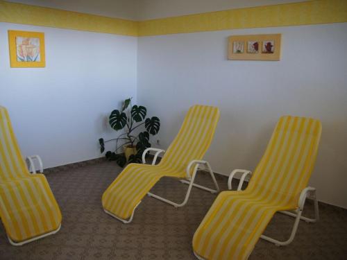 a waiting room with three chairs and a plant at Holiday apartment with 2 bedrooms in Zirkitz