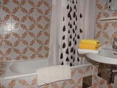 a bathroom with a bath tub and a sink at Holiday apartment with 2 bedrooms in Zirkitz
