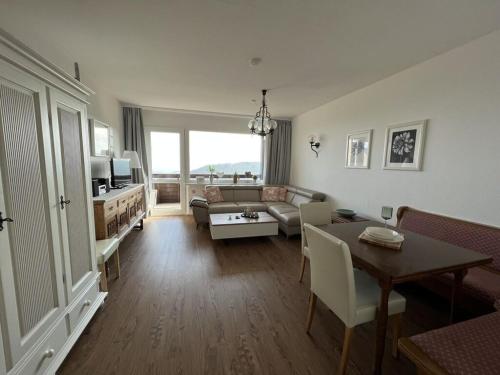 Zirkitzにある1-bedroom apartmentのソファとテーブルのあるリビングルーム