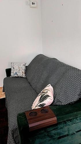 a black and white couch with a wooden box at Kleinenhaus in Pomerode