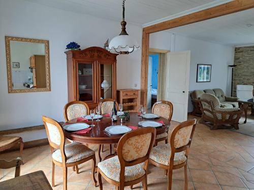 une salle à manger avec une table et des chaises en bois dans l'établissement Apartment in Le Pouldu near Atlantic Beaches, au Pouldu