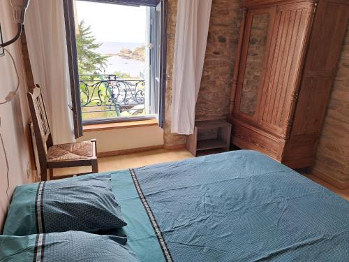 une chambre avec un lit et une grande fenêtre dans l'établissement Apartment in Le Pouldu near Atlantic Beaches, cleaning included, au Pouldu