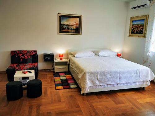 Postel nebo postele na pokoji v ubytování Apartments Mara Cres