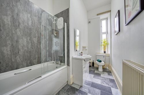 Ένα μπάνιο στο Group Stay 4BR Sleeps 11 Near Ibrox Parking