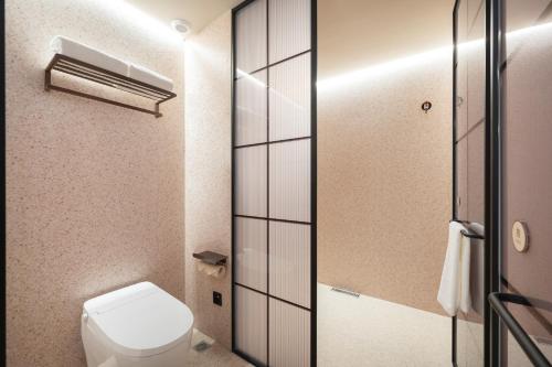 a bathroom with a toilet and a shower at Orange Hotel Beijing Fangshan Changyang Subway Station in Beijing
