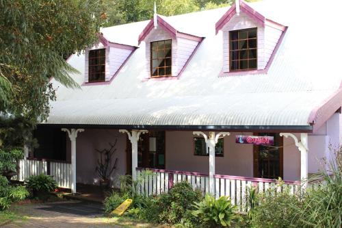 an old house with pink trim at Dancing Waters Cottage in Springbrook